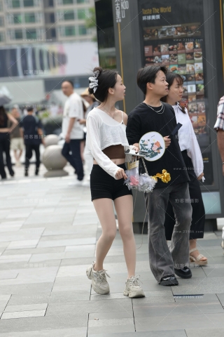 街拍喜欢穿丝袜的妹子