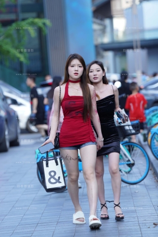 街拍热裤小妹与闺蜜牵手逛街
