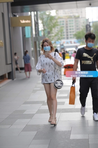 街拍米色凉高小姑娘