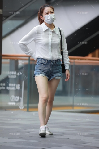 【玻璃街拍】热裤Y Y小妹