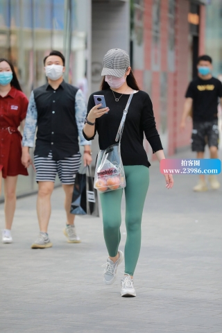 街拍绿色紧身裤美眉