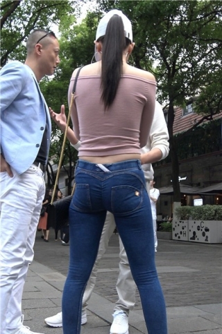 4k-极度紧绷蓝牛粉衣鸭舌帽街拍美女 [843 MB]（视频版）