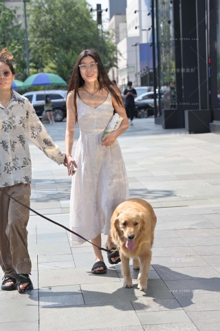 街拍白长裙美眉