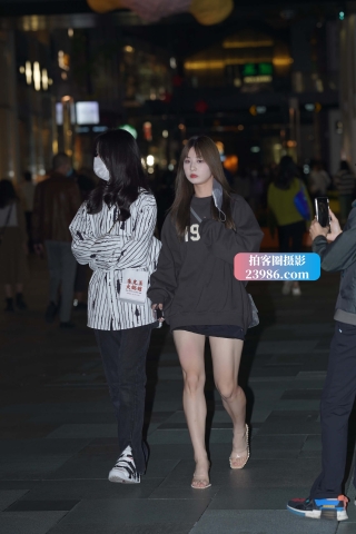 夜拍美腿小姐姐