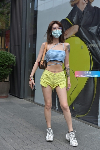 小蛮腰热裤美女