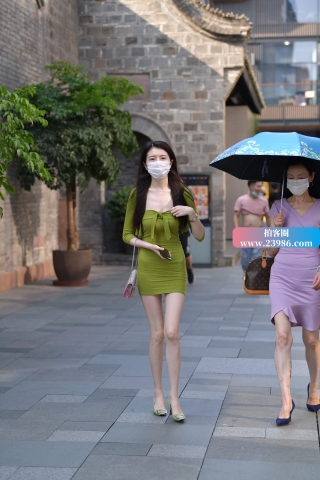 街拍墨绿色包臀裙美姐