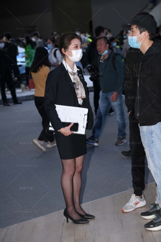 漂亮的汽车销售顾问小姐姐