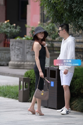 裹身长裙时尚美女