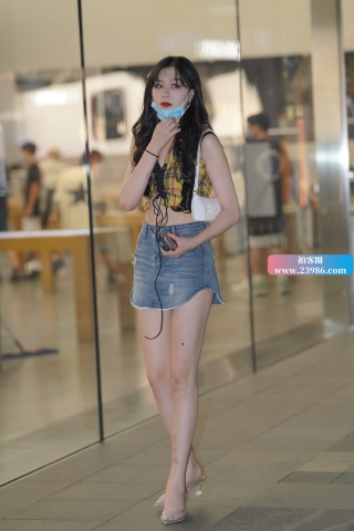 夜拍牛仔短裙美眉