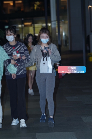 街拍灰色紧身弹力裤美眉