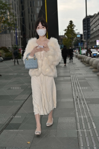 搭讪穿丝的毛绒外套小仙女