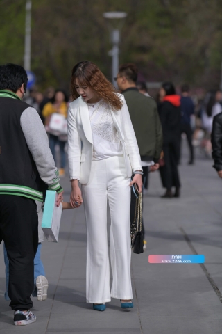 街拍白衣白裤美女辣妈