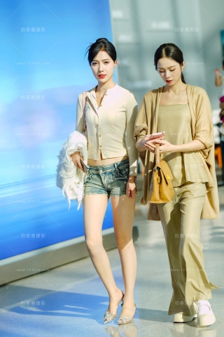 热裤美腿 碧波荡漾