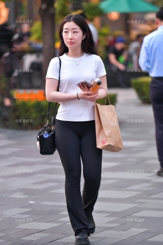 ★逛街紧身黑裤美女