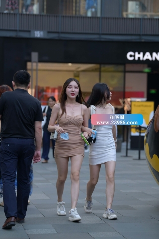 街拍短裙姐妹