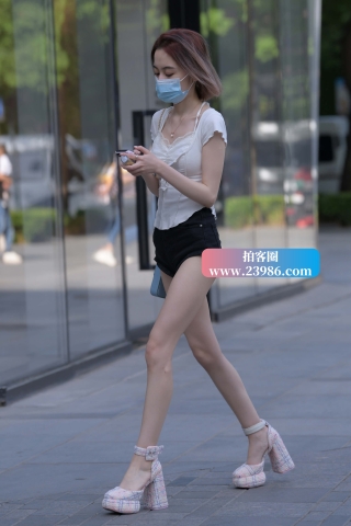 搭讪黑色热裤小妹