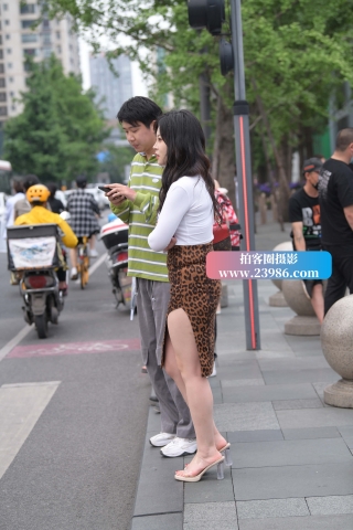 街拍肉肉的豹纹裙美女