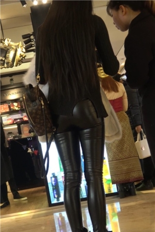 4K黑色毛衣紧身皮裤街拍美臀MM [719 MB]（视频版）