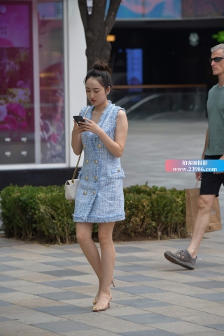 带铆钉的高跟鞋