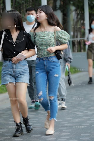 【玻璃街拍】蓝色牛仔裤学妹