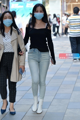 ★款款而来牛仔裤美女