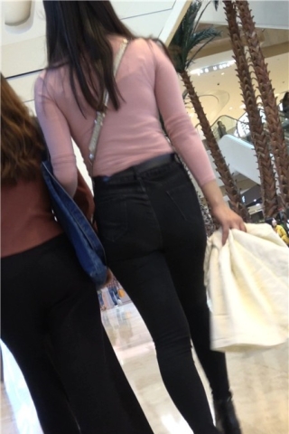 4K 黑色紧身美女商场挑衣服 [1.04 GB]（视频版）