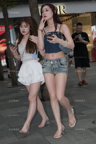 肉肉牛仔热裤闺蜜