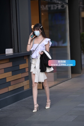 街拍极品长腿丝W美眉