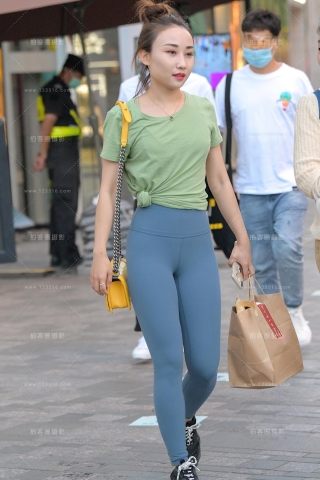 【街拍之魂赛帖】蓝色紧身裤