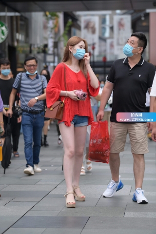 街拍红衣热牛美女