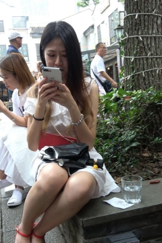 4K - 花坛边的红色凉高美腿姐姐 [1.52 GB/MP4]（视频版）