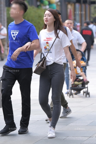 灰色紧牛漂亮女友