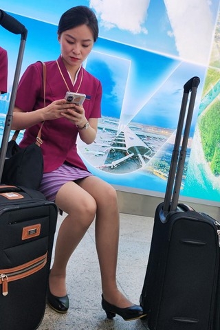 4K视频偶遇南航空姐精致美丽下班肉丝高跟（视频版）