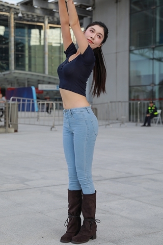 蓝色牛仔裤美女【原图+视频】