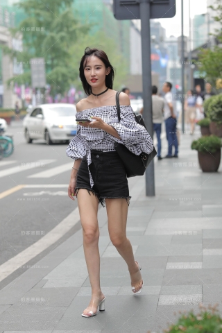 眉清目秀的热裤美眉