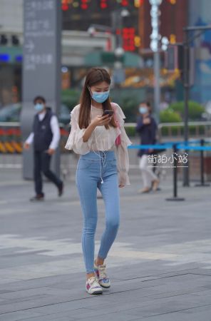 街拍蓝色紧牛青春小姐姐