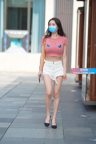 白色热裤美腿小姐姐