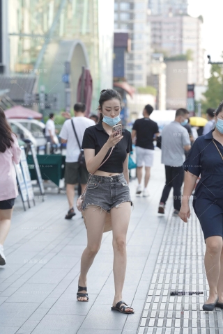 街拍马尾辫热裤小姐姐