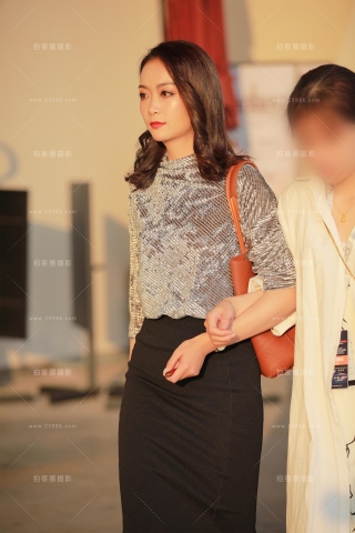 夕阳下的职场美女