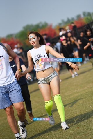 【咔喳赛贴】银光闪闪的热裤