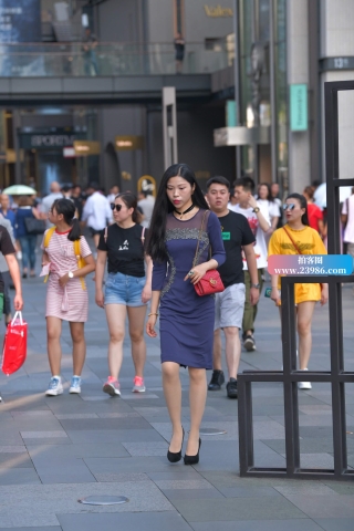 街拍深色群长发美眉