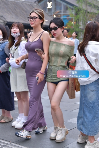 抓拍夏日清凉超短牛美眉