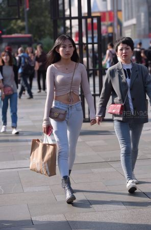 街拍紧牛小清新妹子