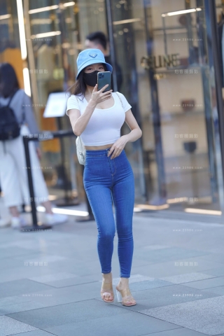 街拍丰满蓝牛紧牛轻熟美女