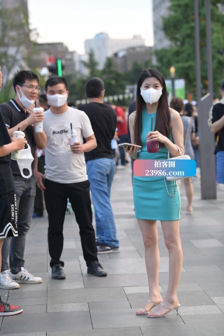 白皙美腿蓝色短裙美女