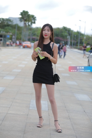 街拍短裙肉丝美女