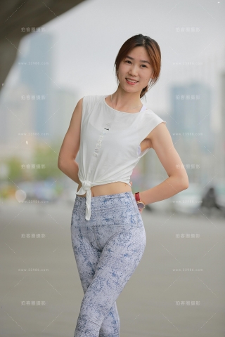 开朗的瑜伽服学生妹