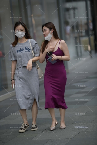 街拍紫色吊带长裙美眉