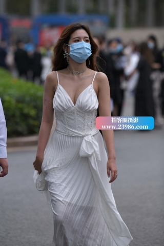 街拍低胸吊带裙美女