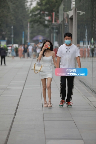 街拍吊带白短裙美腿~